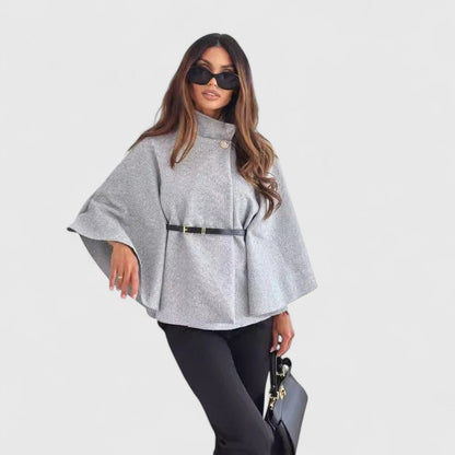 Chaqueta Capa Texturizada Elegante para Mujeres con Cuello Alto, Mangas de Campana y Cinturón en Estilo Peplum