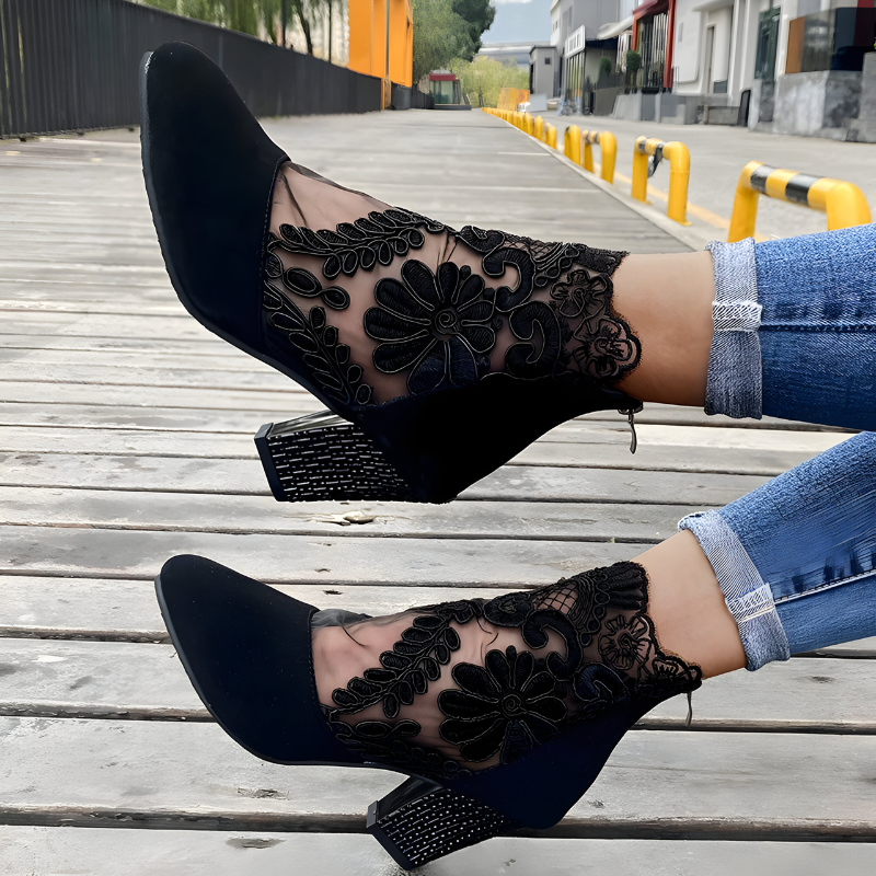 Botín Elegante de Encaje para Mujeres con Bordado Floral y Tacón de Bloque