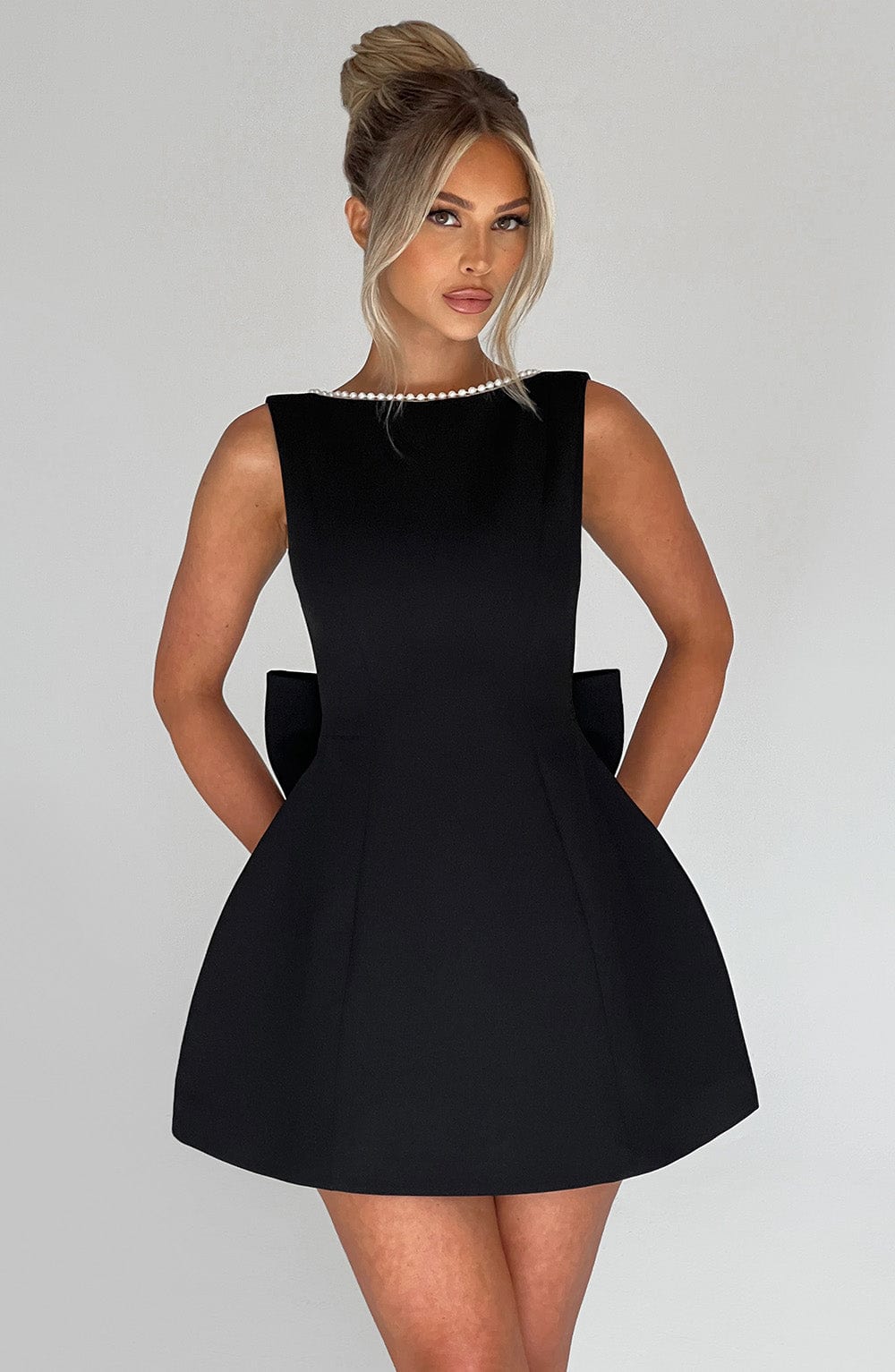 Vestido Mini Elegante con Ribete de Perlas y Lazo para Mujeres con Cuello Barco Sin Mangas Estilo Cóctel