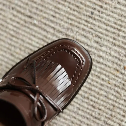 Elegante Mocasín de Charol con Borlas para Mujeres con Tacón Bloque y Detalle de Lazo Clásico