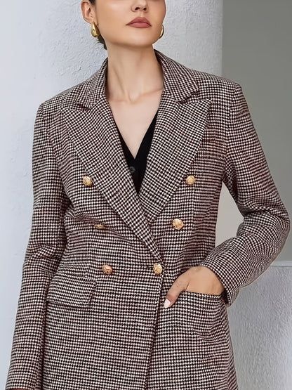Conjunto Elegante de Tres Piezas en Houndstooth Café para Mujeres con Blazer de Doble Botón y Solapas, Chaleco y Pantalones Cortos de Estilo Formal