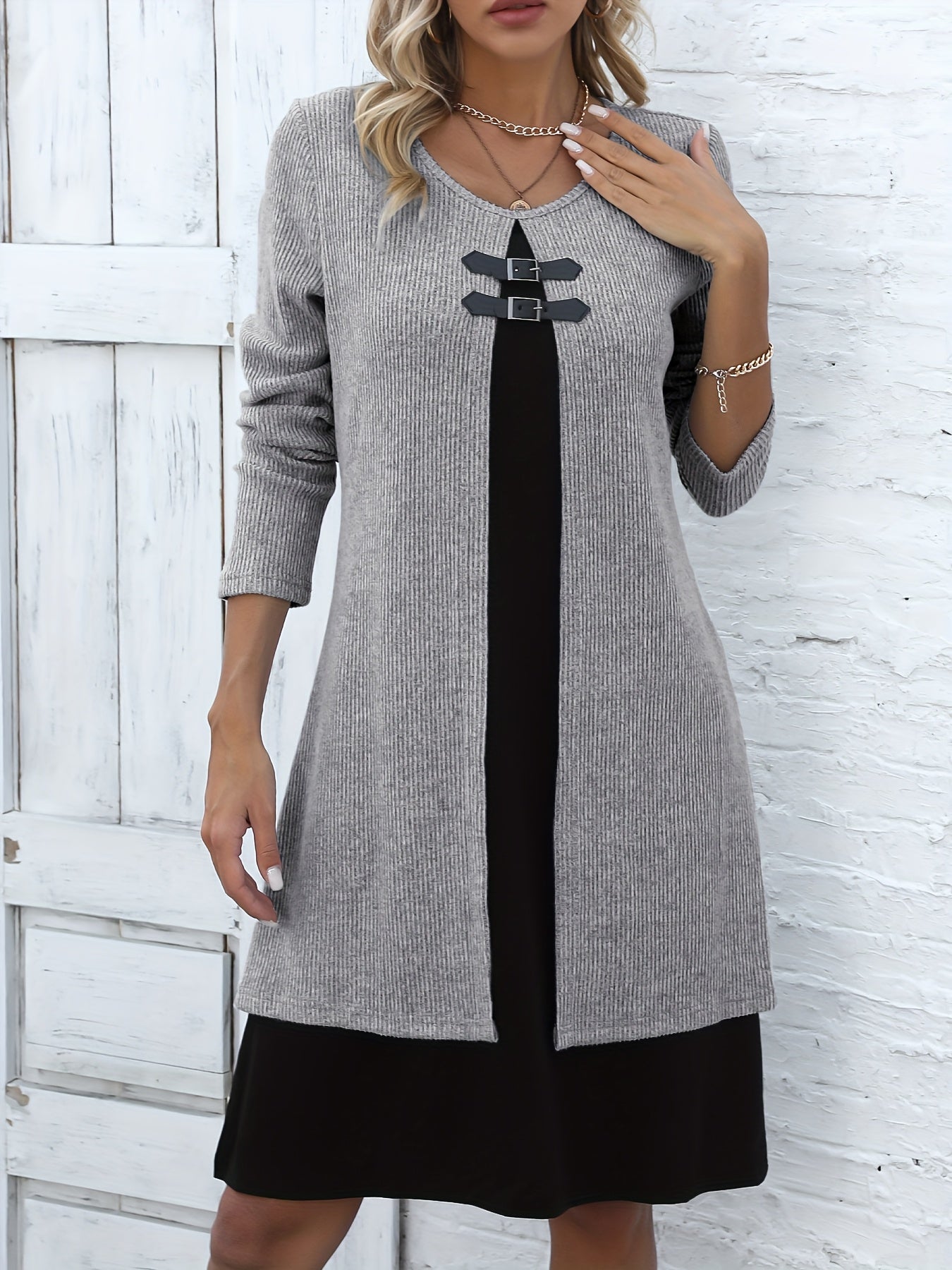 Vestido de Suéter de Punto Acanalado Cómodo para Mujeres con Cuello Redondo, Manga Larga y Detalle de Hebilla en Estilo Capas