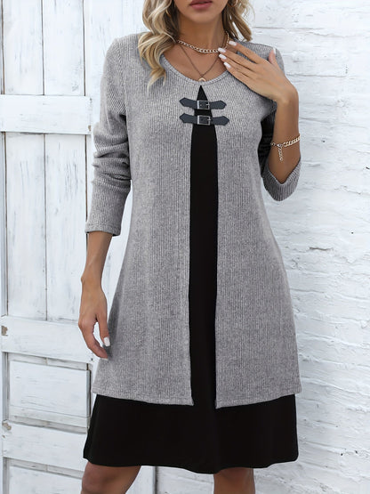 Vestido de Suéter de Punto Acanalado Cómodo para Mujeres con Cuello Redondo, Manga Larga y Detalle de Hebilla en Estilo Capas