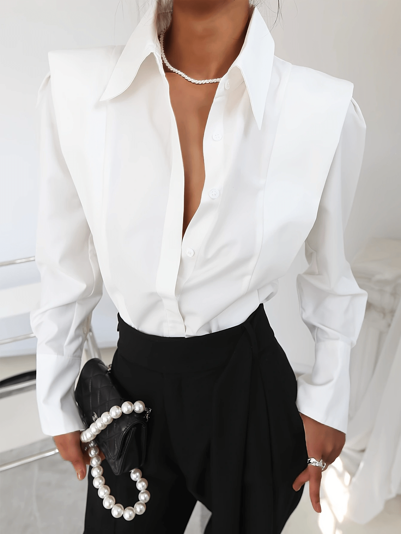Blusa Estructurada Elegante para Mujeres con Cuello Punto, Manga Larga, Hombros Abullonados, Botón Frontal, Estilo Casual