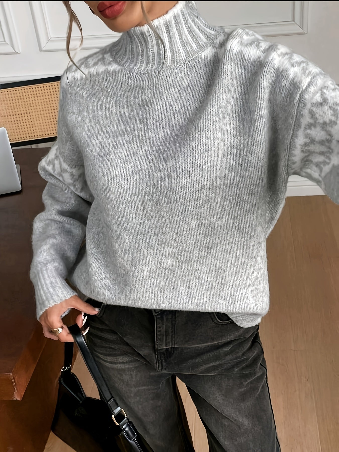 Suéter Gris Marlado Cómodo para Mujeres con Cuello Alto y Mangas Largas, Estilo Relajado y Oversized