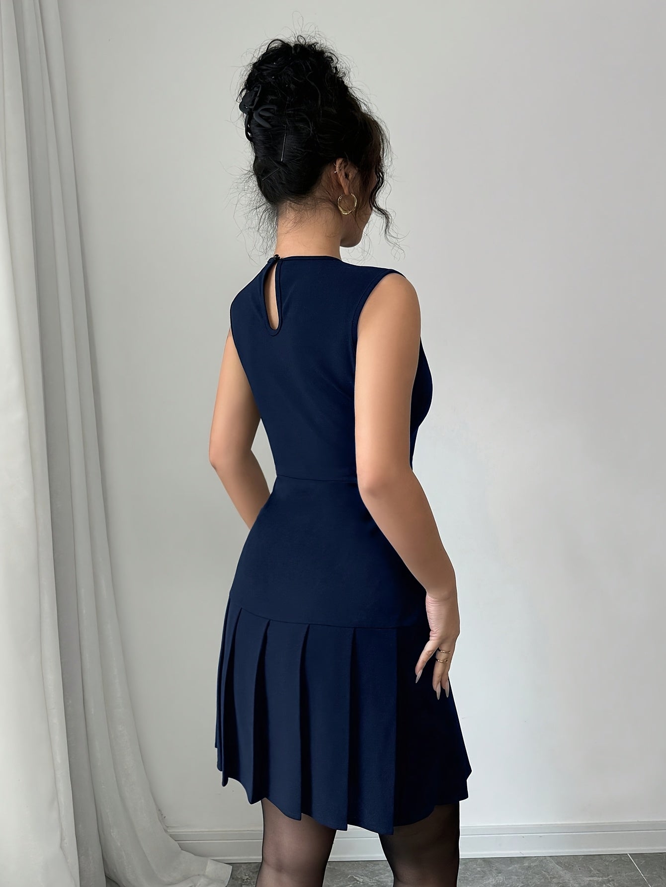 Vestido Mini Plisado Elegante para Mujeres con Cuello Redondo Sin Mangas Estilo Cóctel