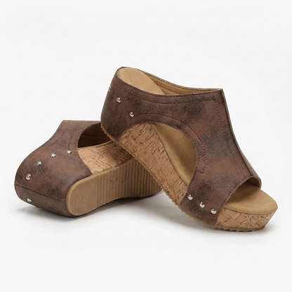 Sandalias Wedge Cómodas para Mujeres con T Strap de Tachuelas y Plataforma de Corcho con Punta Abierta