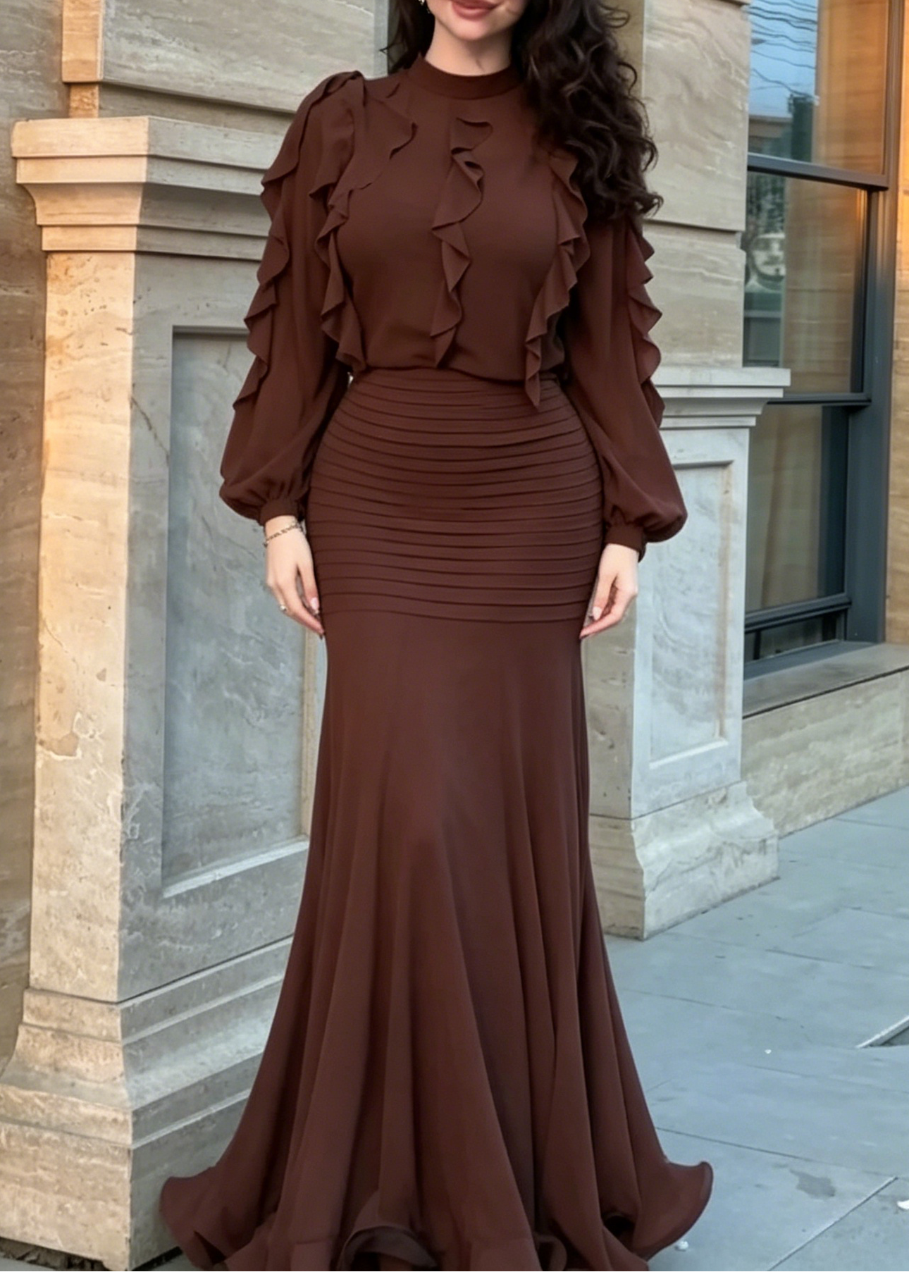 Elegante Vestido Maxi Marrón con Volantes para Mujeres con Cuello Alto y Mangas Globo Estilo Sirena