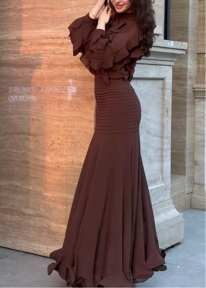 Elegante Vestido Maxi Marrón con Volantes para Mujeres con Cuello Alto y Mangas Globo Estilo Sirena