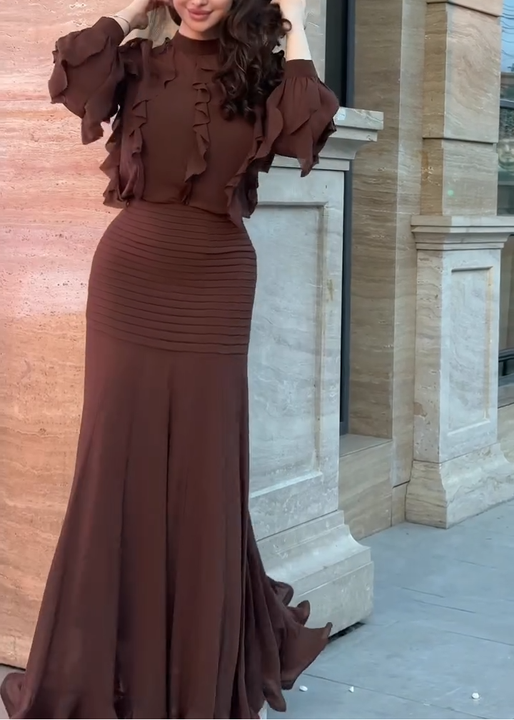 Elegante Vestido Maxi Marrón con Volantes para Mujeres con Cuello Alto y Mangas Globo Estilo Sirena