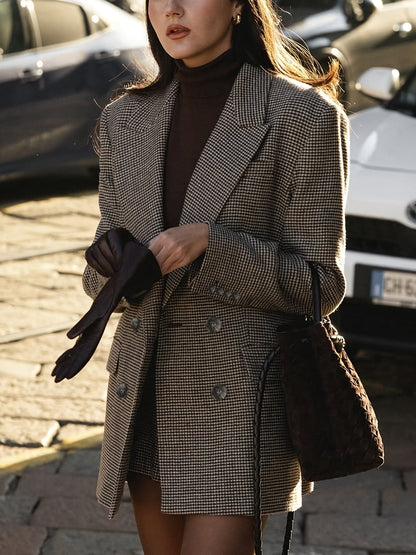 Conjunto de Dos Piezas en Houndstooth Café Elegante para Mujeres con Blazer de Solapa Doble y Pantalones Cortos de Cintura Alta Estilo Formal