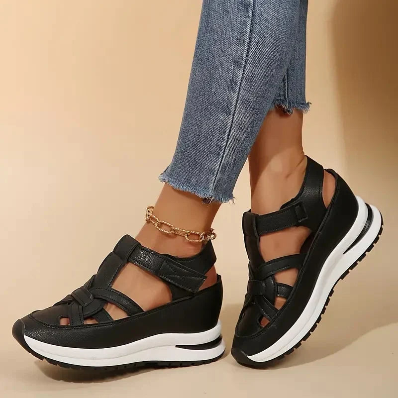 Sandalias Cerradas Cómodas para Mujeres con Plataforma y Correa Recortada Estilo Deportivo