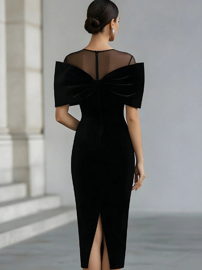 Elegante vestido midi de terciopelo negro para mujeres con cuello ilusión, hombros al descubierto, lazo y estilo bodycon de cóctel