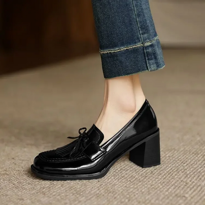 Elegante Mocasín de Charol con Borlas para Mujeres con Tacón Bloque y Detalle de Lazo Clásico