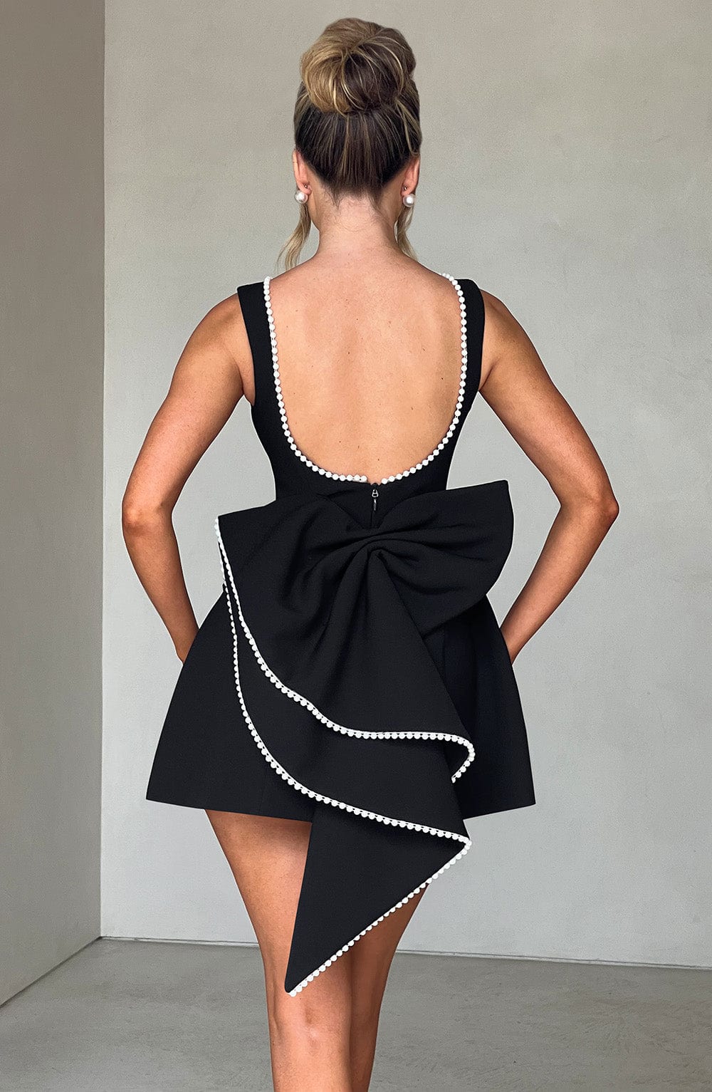 Vestido Mini Elegante con Ribete de Perlas y Lazo para Mujeres con Cuello Barco Sin Mangas Estilo Cóctel
