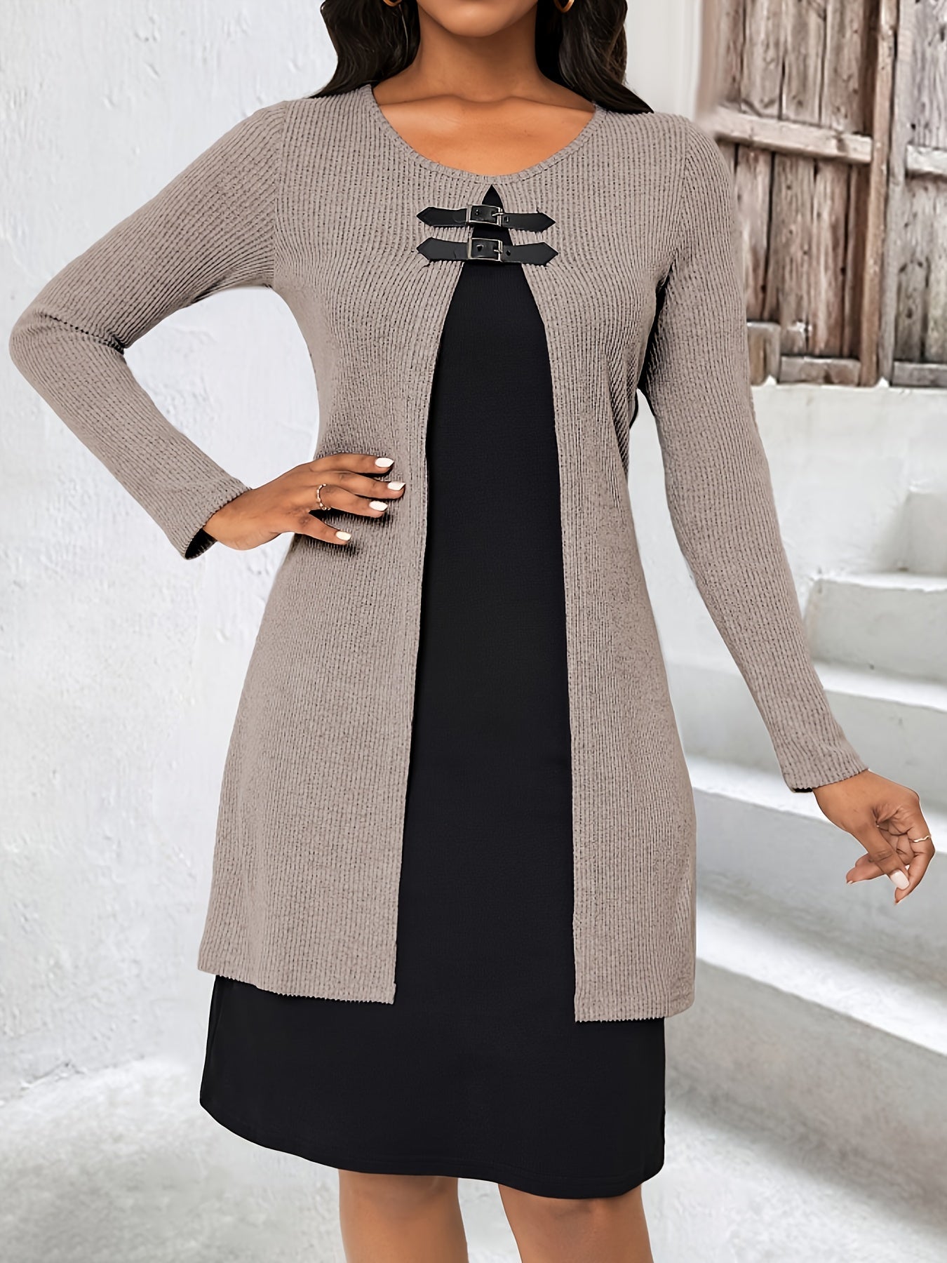 Vestido de Suéter de Punto Acanalado Cómodo para Mujeres con Cuello Redondo, Manga Larga y Detalle de Hebilla en Estilo Capas