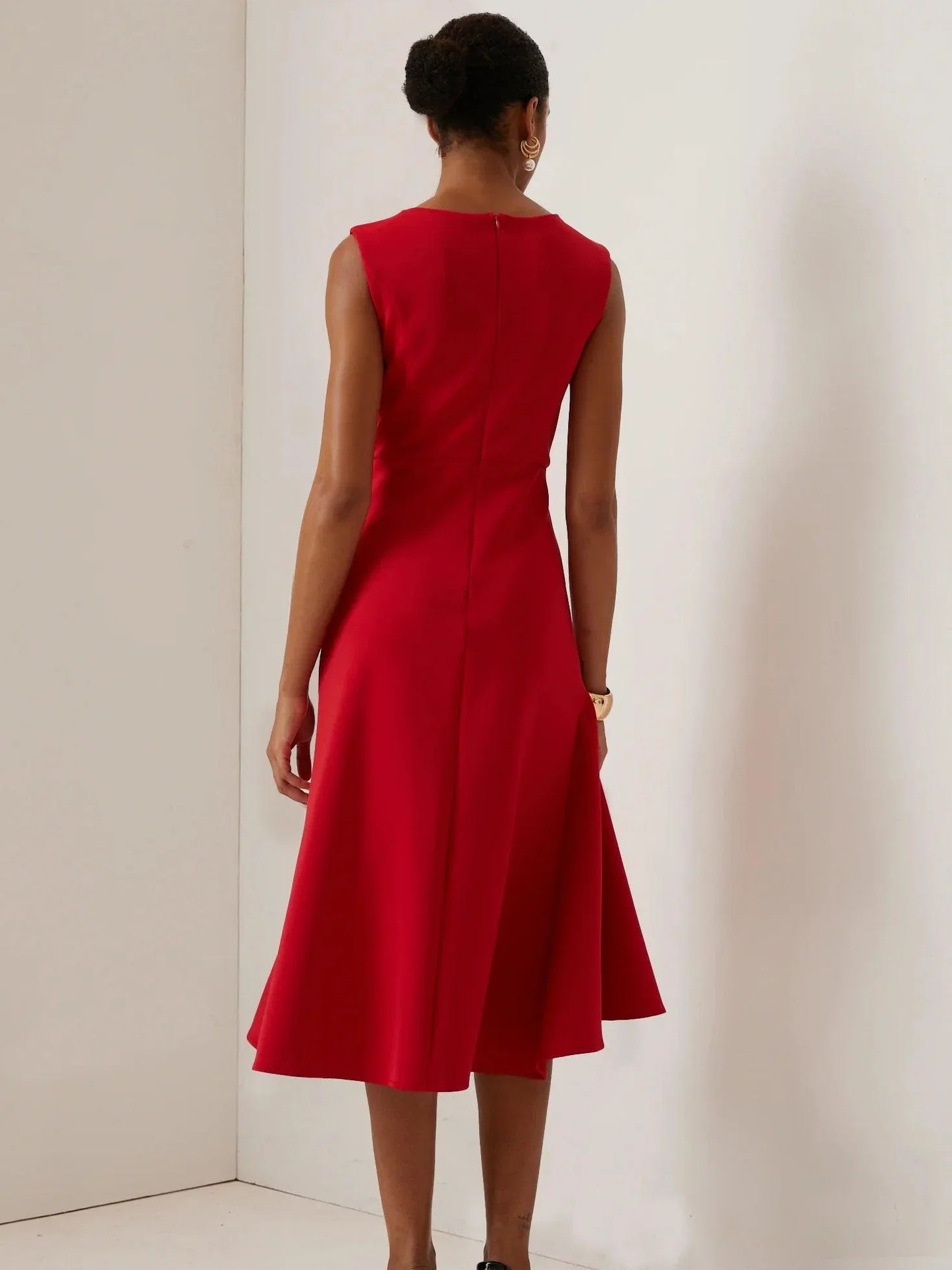 Vestido Midi Elegante con Drapé para Mujeres con Escote Barco, Sin Mangas y Bajo con Volantes Asimétricos Estilo Cóctel