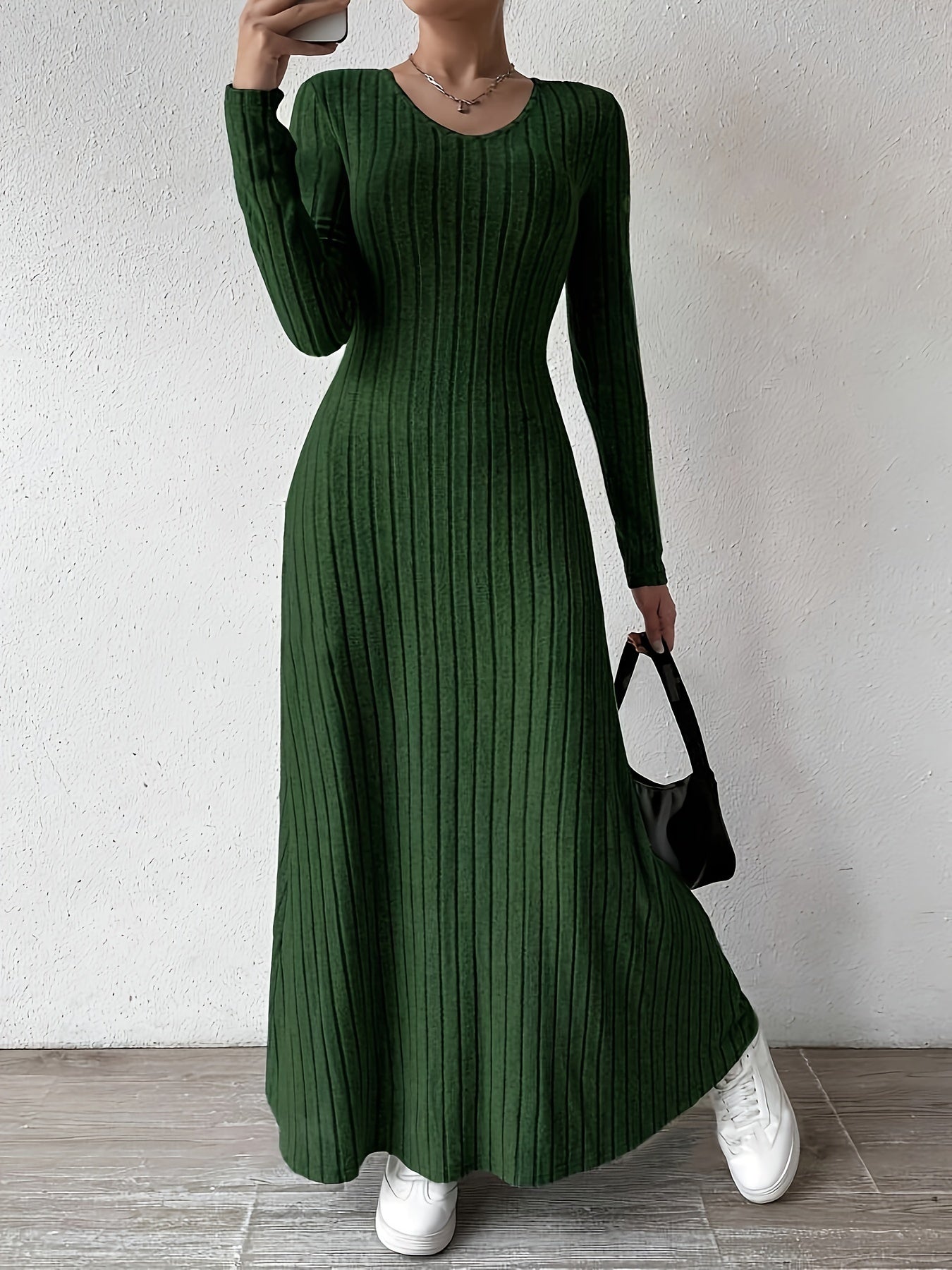 Elegante Vestido Largo de Punto Acanalado para Mujeres con Escote en V y Manga Larga Ajustado y Fluido