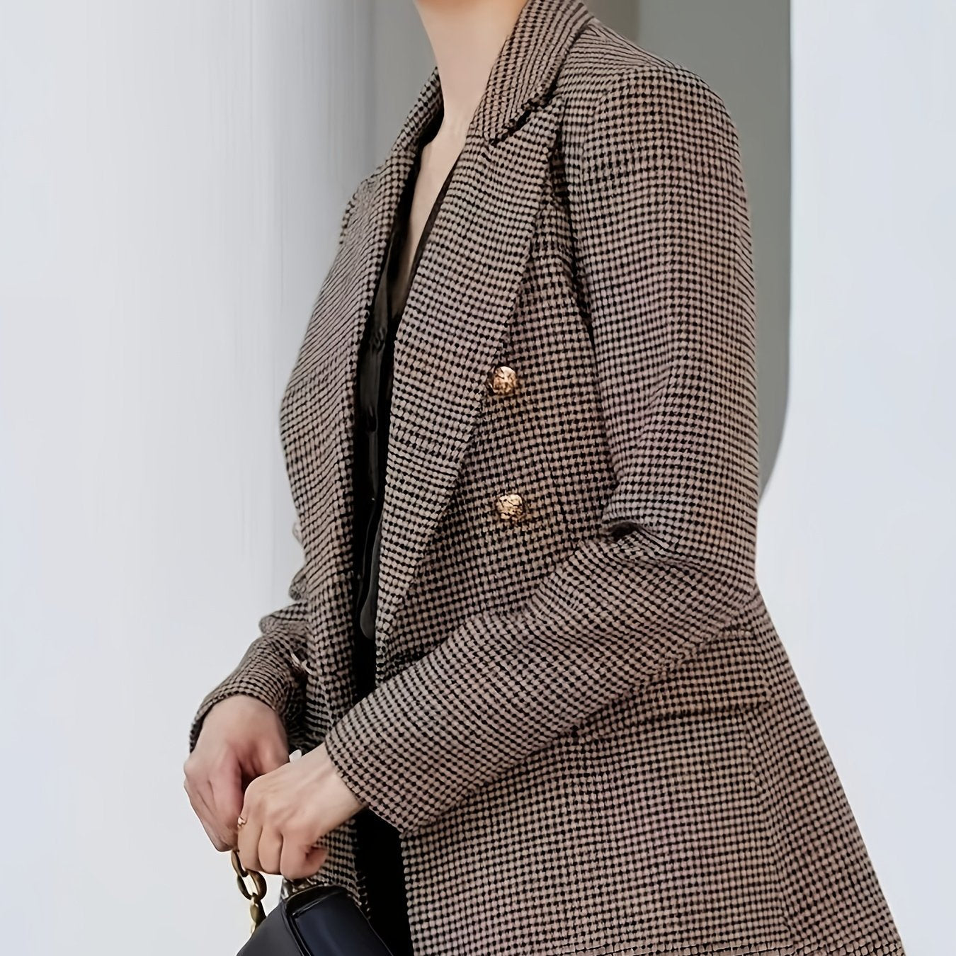 Conjunto Elegante de Tres Piezas en Houndstooth Café para Mujeres con Blazer de Doble Botón y Solapas, Chaleco y Pantalones Cortos de Estilo Formal
