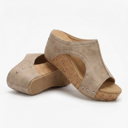 Sandalias Wedge Cómodas para Mujeres con T Strap de Tachuelas y Plataforma de Corcho con Punta Abierta