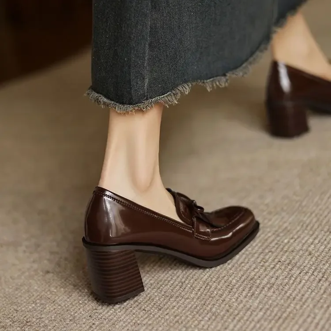 Elegante Mocasín de Charol con Borlas para Mujeres con Tacón Bloque y Detalle de Lazo Clásico