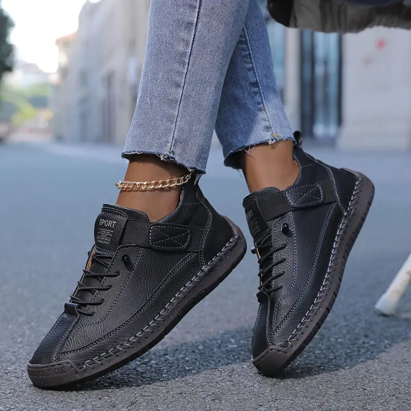 Zapatilla de Moda de Cuero Cómoda para Mujeres con Cordones y Correa de Velcro, Estilo Casual a Mano
