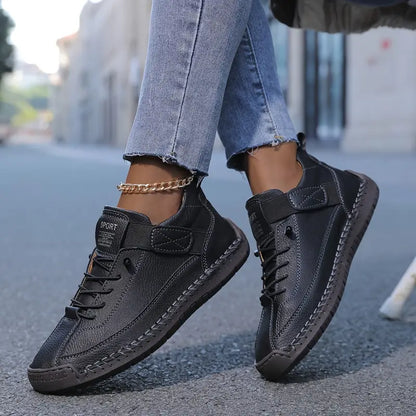 Zapatilla de Moda de Cuero Cómoda para Mujeres con Cordones y Correa de Velcro, Estilo Casual a Mano