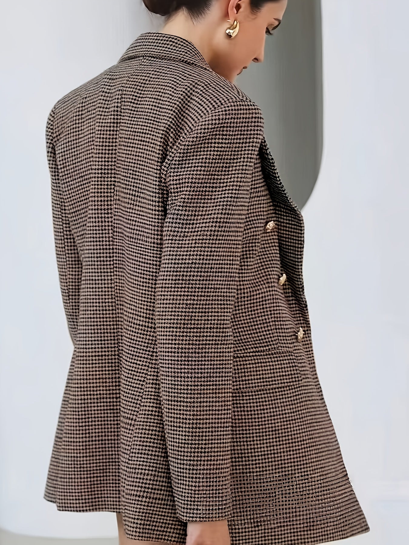 Conjunto Elegante de Tres Piezas en Houndstooth Café para Mujeres con Blazer de Doble Botón y Solapas, Chaleco y Pantalones Cortos de Estilo Formal