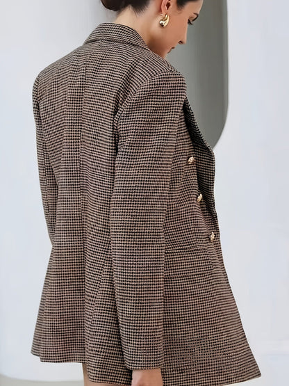 Conjunto Elegante de Tres Piezas en Houndstooth Café para Mujeres con Blazer de Doble Botón y Solapas, Chaleco y Pantalones Cortos de Estilo Formal