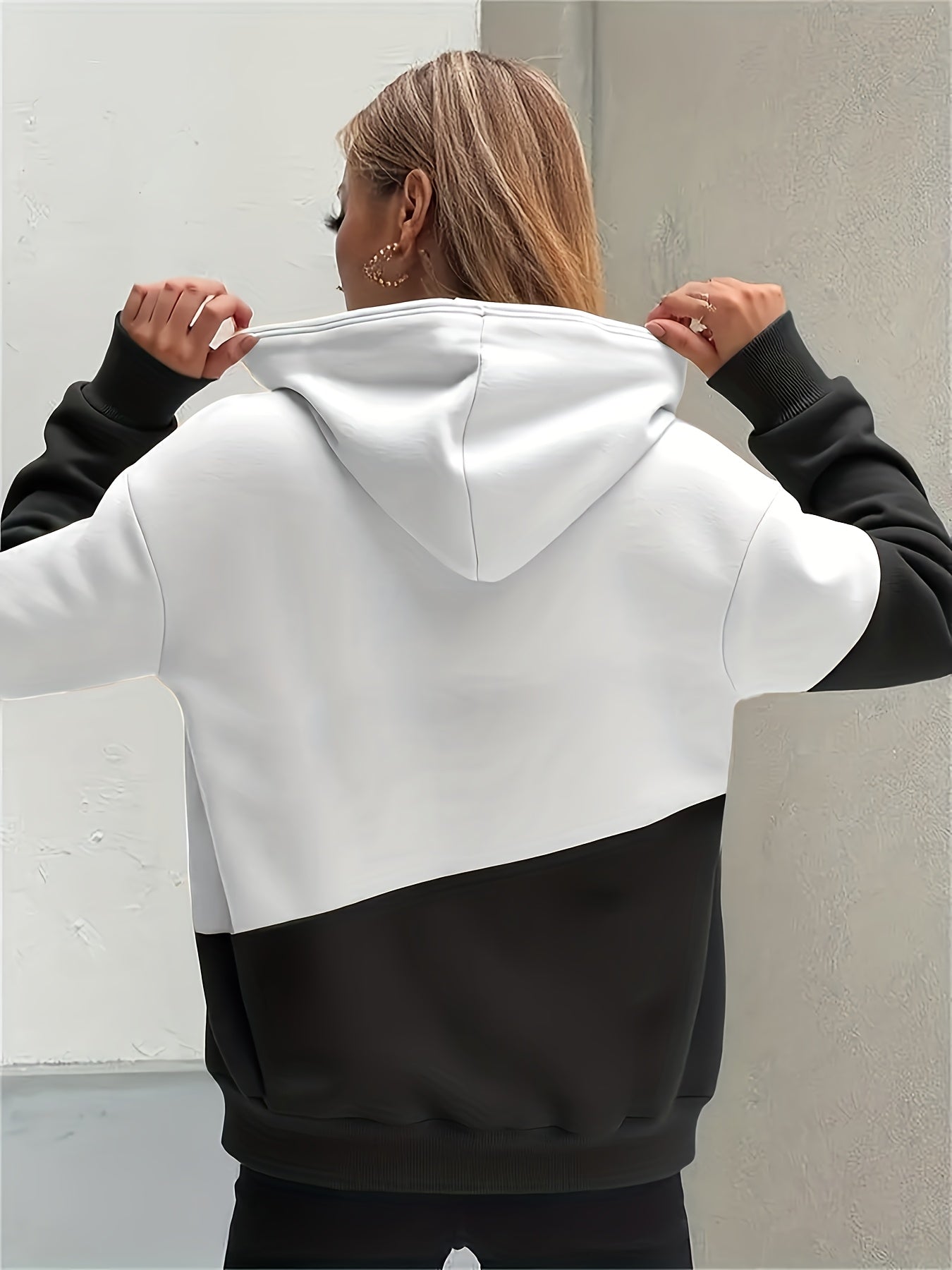 Sudadera gráfica de color bloque cómoda para mujeres con cuello de cowl, manga larga, bolsillo canguro y estilo relajado
