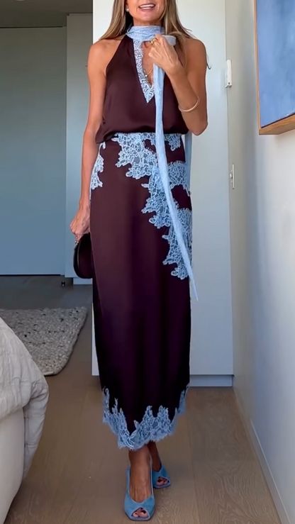Elegante vestido maxi de satén marrón para mujeres con cuello halter, sin mangas, con aplicación de encaje y estilo fluido