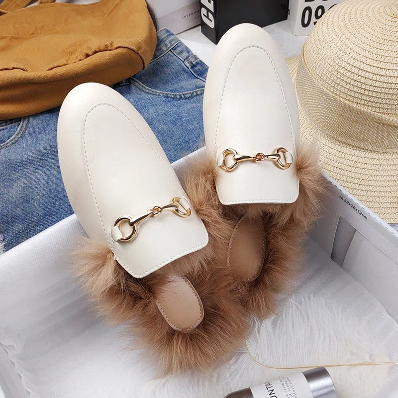 Mules Cómodas para Mujeres con Forro de Piel Sintética y Detalle de Hebilla, Estilo Slip On