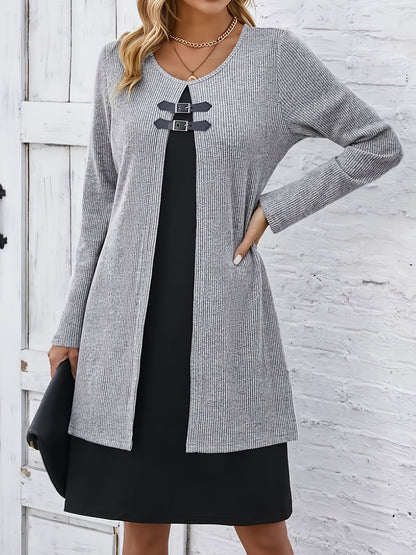 Vestido de Suéter de Punto Acanalado Cómodo para Mujeres con Cuello Redondo, Manga Larga y Detalle de Hebilla en Estilo Capas
