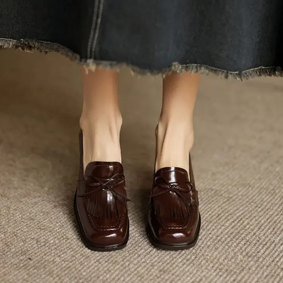 Elegante Mocasín de Charol con Borlas para Mujeres con Tacón Bloque y Detalle de Lazo Clásico