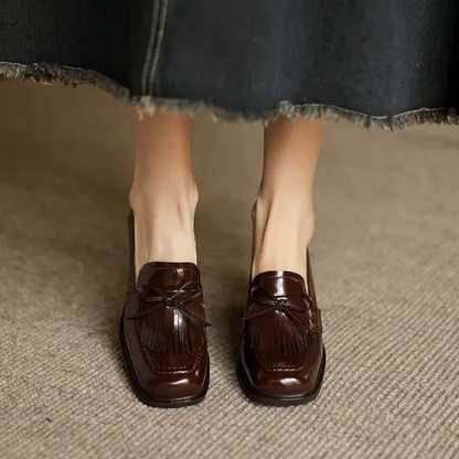 Elegante Mocasín de Charol con Borlas para Mujeres con Tacón Bloque y Detalle de Lazo Clásico