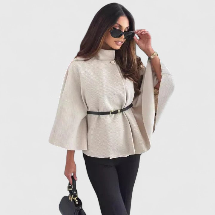 Chaqueta Capa Texturizada Elegante para Mujeres con Cuello Alto, Mangas de Campana y Cinturón en Estilo Peplum
