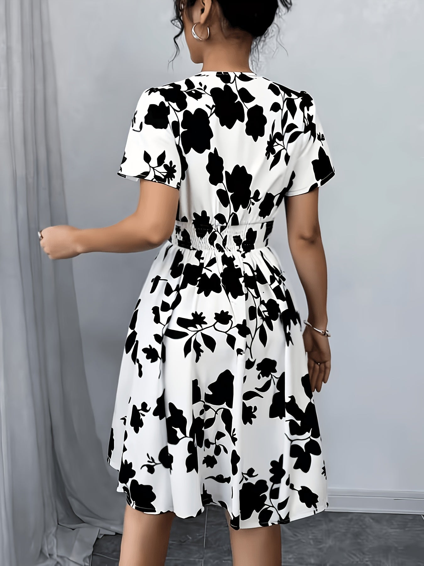 Vestido Midi Floral Blanco Elegante para Mujeres con Escote en V y Mangas de Volante, Estilo Ajustado y Amplio