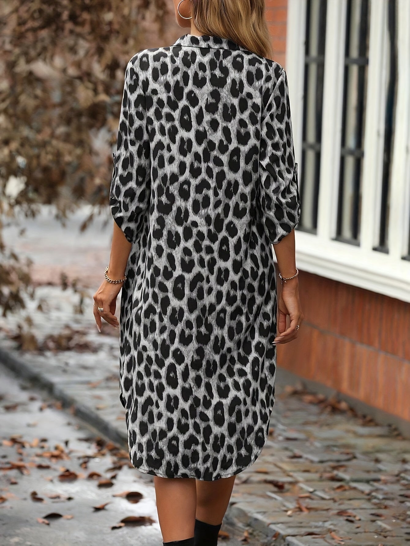 Elegante Vestido Camisa de Estampado de Leopardo para Mujeres con Cuello, Manga de Codo, Botones en la Parte Frontal y Abertura Lateral en Estilo Casual