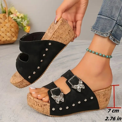 Sandalias de cuña negras cómodas para mujeres con detalle de hebilla y tachuelas, plataforma de corcho y estilo de punta abierta