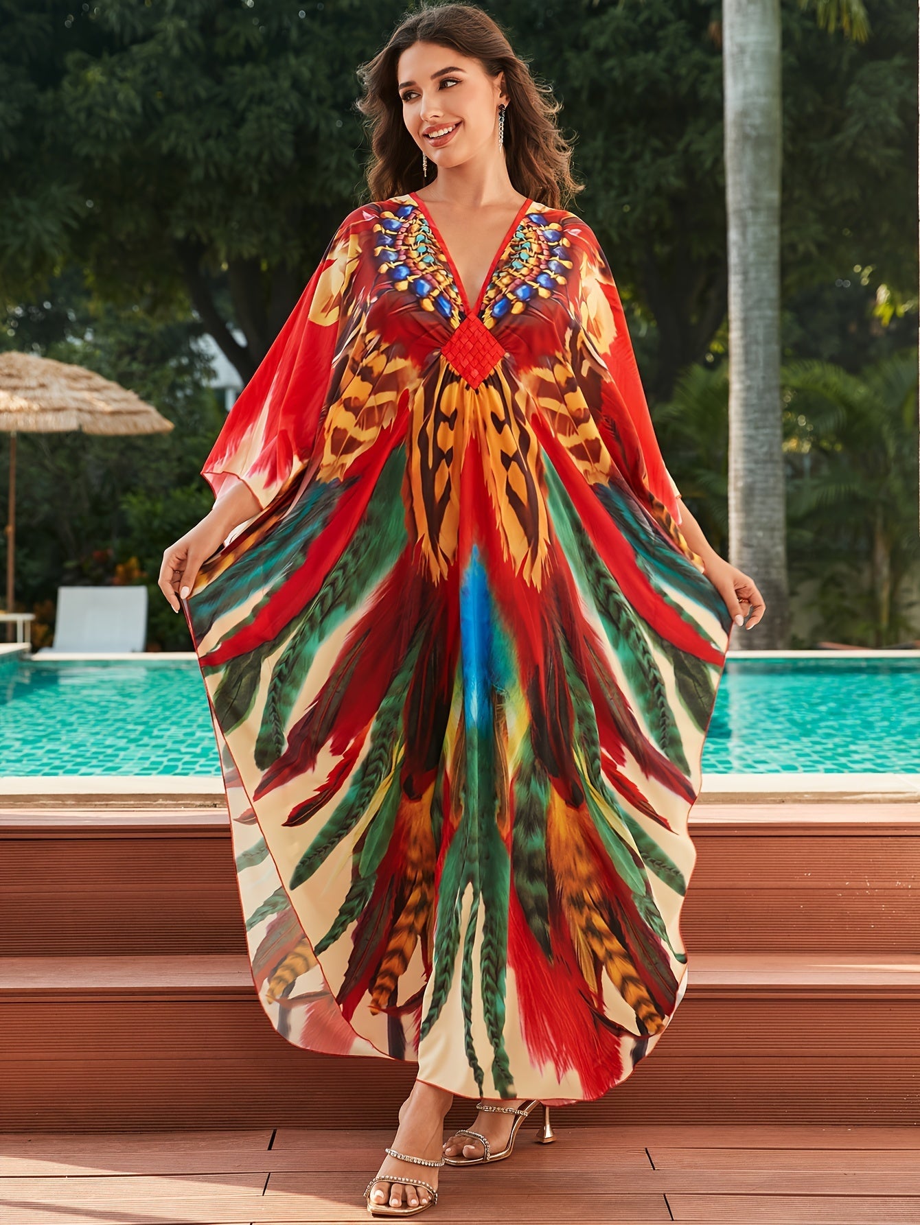 Elegante Kaftán Maxi de Impresión de Plumas Multicolor para Mujeres con Cuello en V y Manga Murciélago Adornada en Estilo Fluido