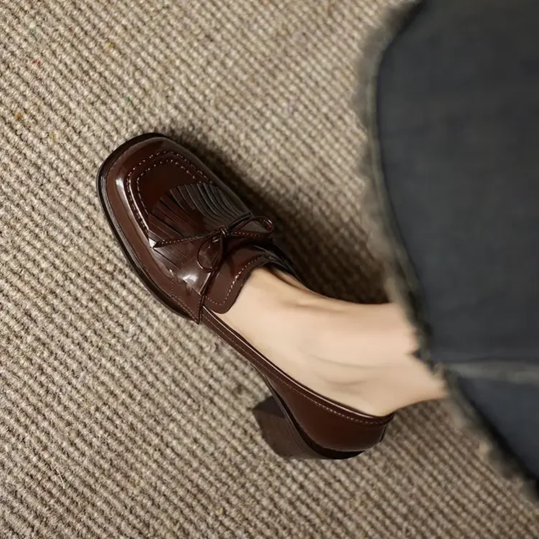 Elegante Mocasín de Charol con Borlas para Mujeres con Tacón Bloque y Detalle de Lazo Clásico