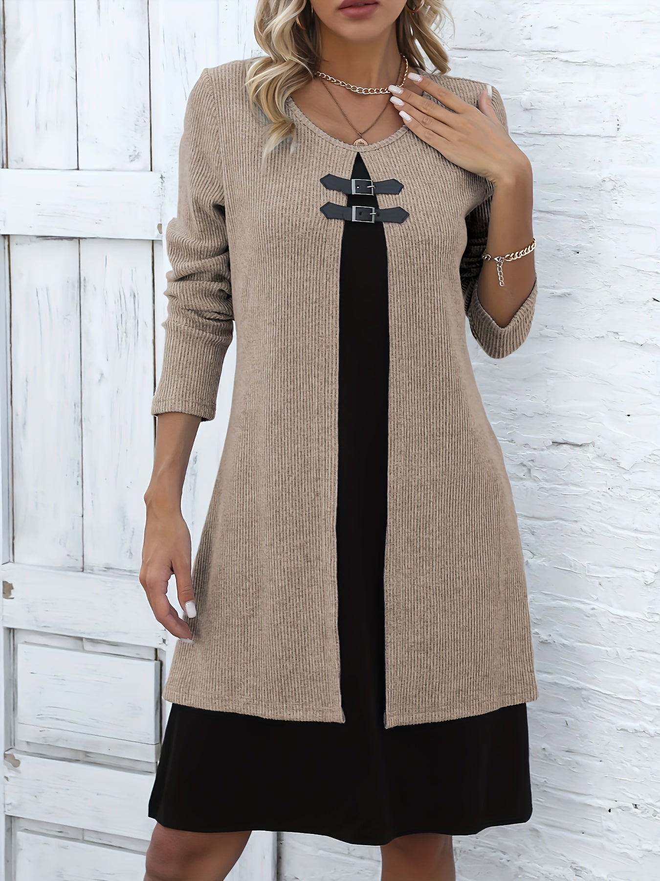 Vestido de Suéter de Punto Acanalado Cómodo para Mujeres con Cuello Redondo, Manga Larga y Detalle de Hebilla en Estilo Capas