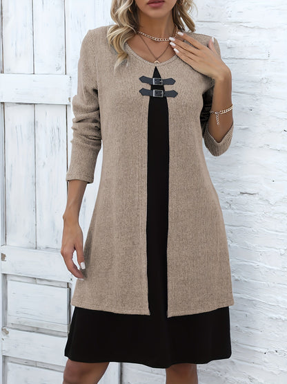 Vestido de Suéter de Punto Acanalado Cómodo para Mujeres con Cuello Redondo, Manga Larga y Detalle de Hebilla en Estilo Capas