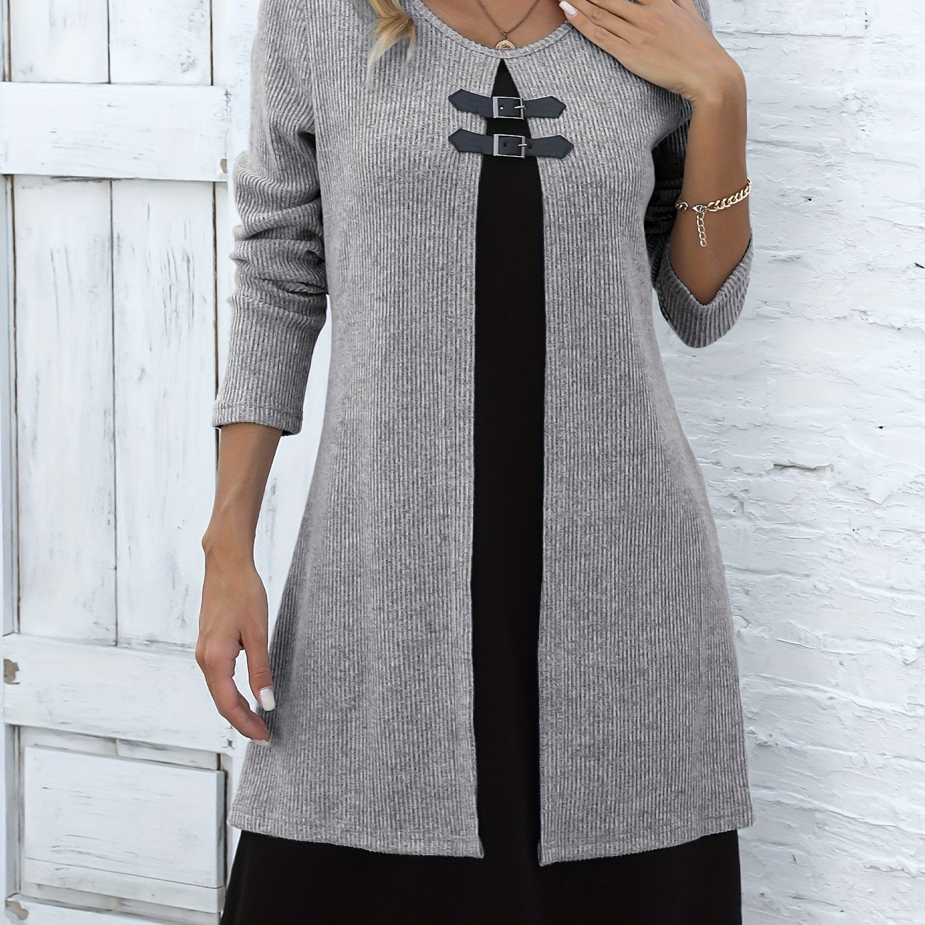 Vestido de Suéter de Punto Acanalado Cómodo para Mujeres con Cuello Redondo, Manga Larga y Detalle de Hebilla en Estilo Capas