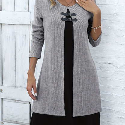 Vestido de Suéter de Punto Acanalado Cómodo para Mujeres con Cuello Redondo, Manga Larga y Detalle de Hebilla en Estilo Capas