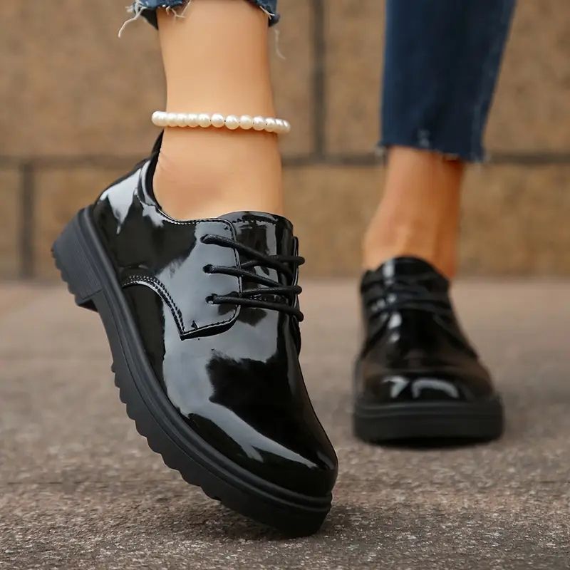 Zapatos cómodos negros con cordones para mujer con acabado brillante, punta redonda y tacón bajo estilo bloque