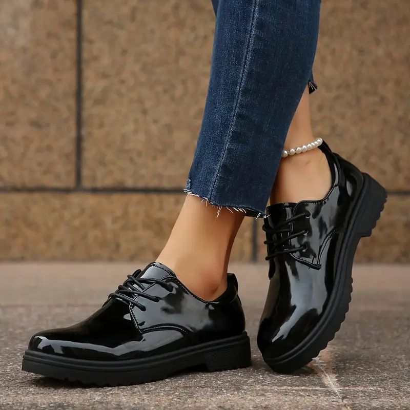 Zapatos cómodos negros con cordones para mujer con acabado brillante, punta redonda y tacón bajo estilo bloque