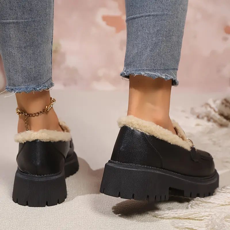 Mocasines Negros Cómodos para Mujeres con Forro de Piel Sintética y Detalle de Cadena, Suela Gruesa