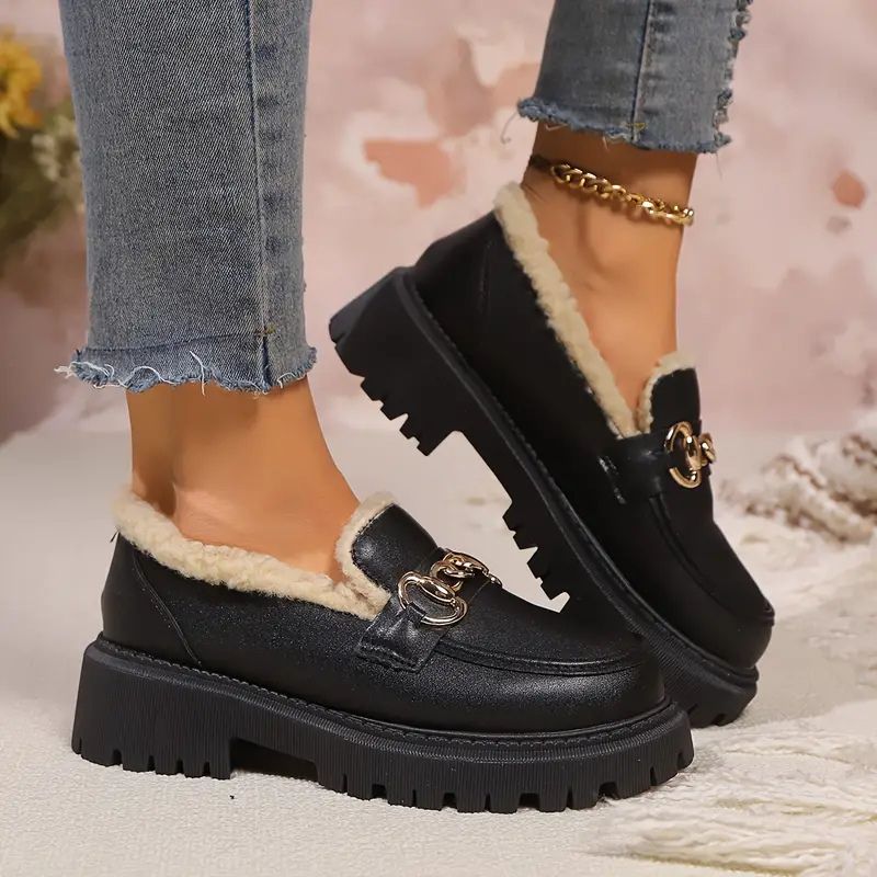 Mocasines Negros Cómodos para Mujeres con Forro de Piel Sintética y Detalle de Cadena, Suela Gruesa