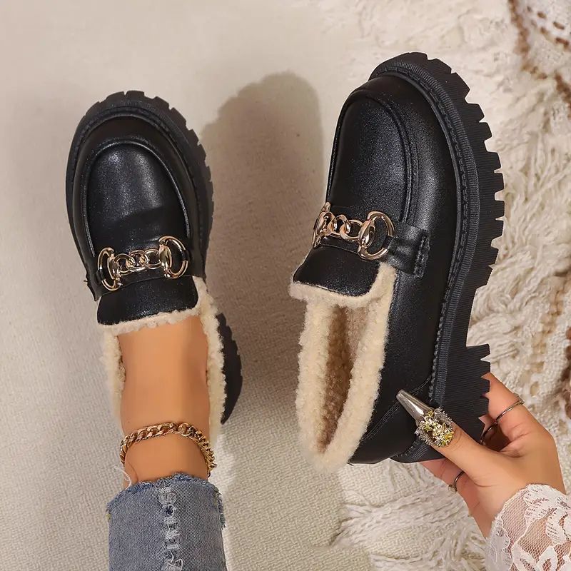 Mocasines Negros Cómodos para Mujeres con Forro de Piel Sintética y Detalle de Cadena, Suela Gruesa